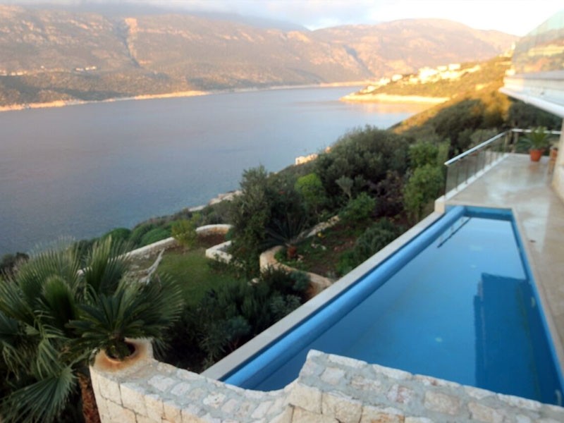 Kaş Andifli'de Geniş Deniz Manzaralı, Plajlı, Kahvaltı Dahil Modern Villa