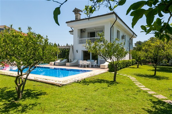 Antalya Kemer'de Doğa İle İç İçe, Özel ve Çocuk Havuzlu, Geniş Bahçeli, Kiralık Villa