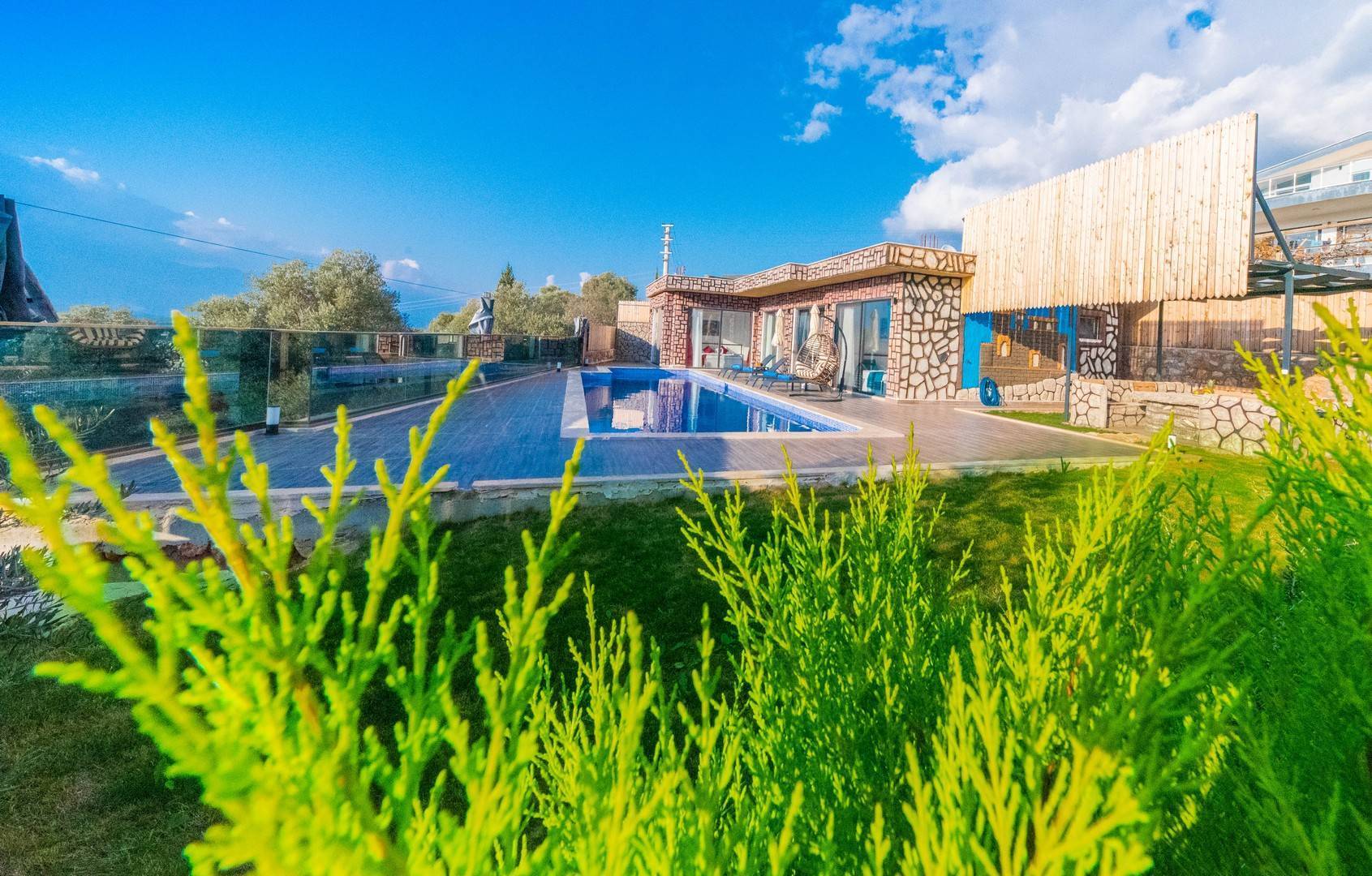 Kaş Kalkan'da Geniş Bahçeli, Korunaklı Özel Havuzlu, Merkezi Konumda Villa