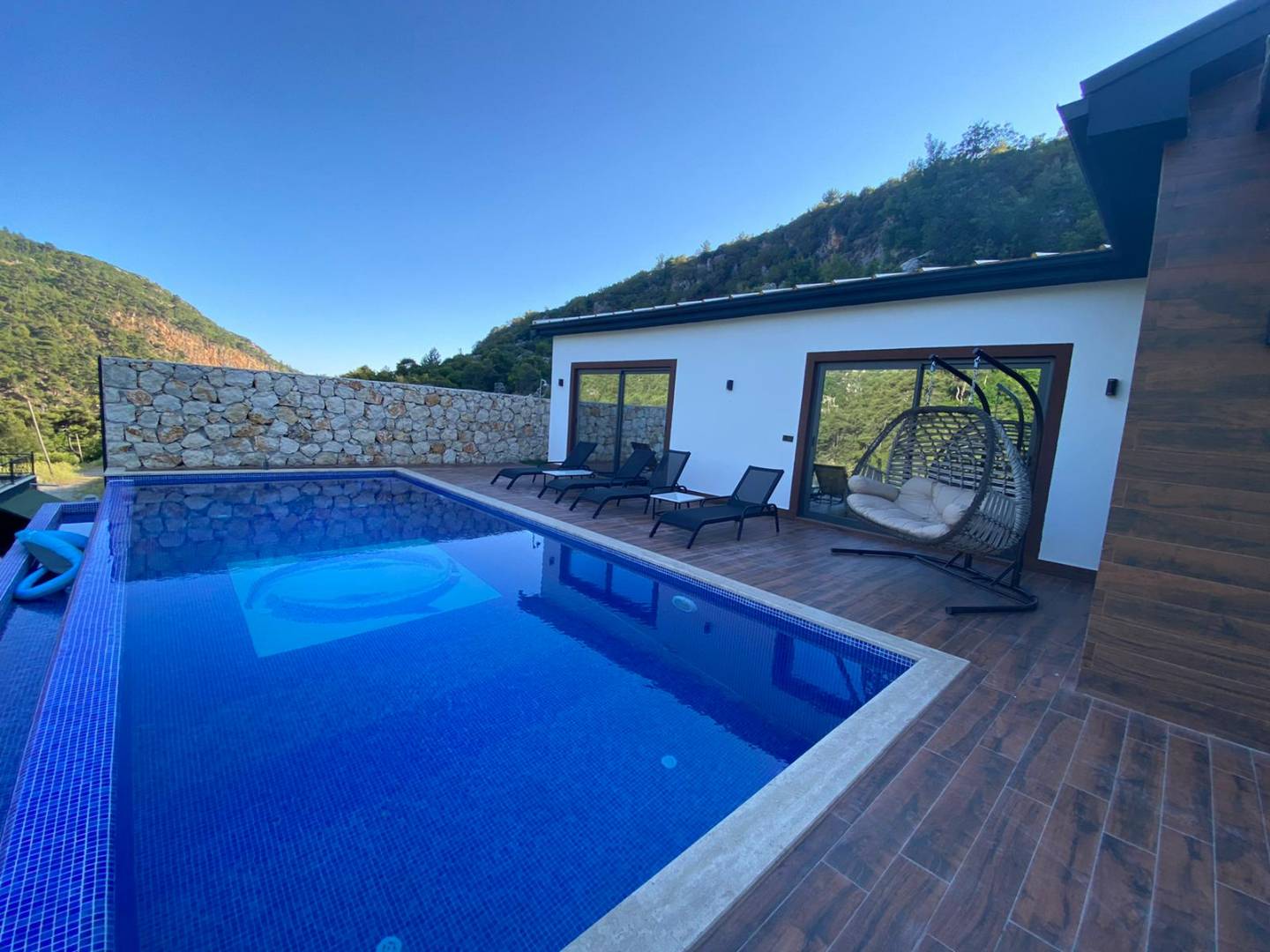 Kalkan Sarıbelen'de Doğa Manzaralı, Korunaklı Özel Havuzlu Kiralık Villa
