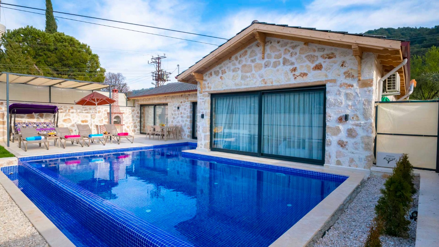 Kalkan Sarıbelen'de Taş Yapılı,Özel Havuzlu ve Özenle Dekore Edilmiş Lüks Villa