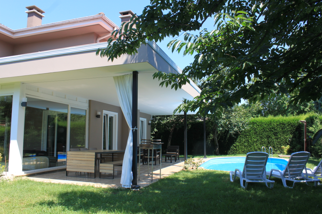 Sapanca Kırkpınar'da Yemyeşil ve Ferah Bahçeli, Özel Havuzlu, Modern Villa