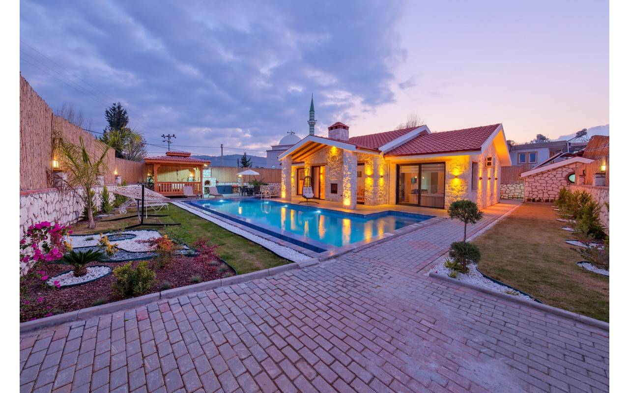 Muğla Seydikemer'de Enfes Bahçeli, Kapalı Isıtmalı Havuzlu, Modern Villa