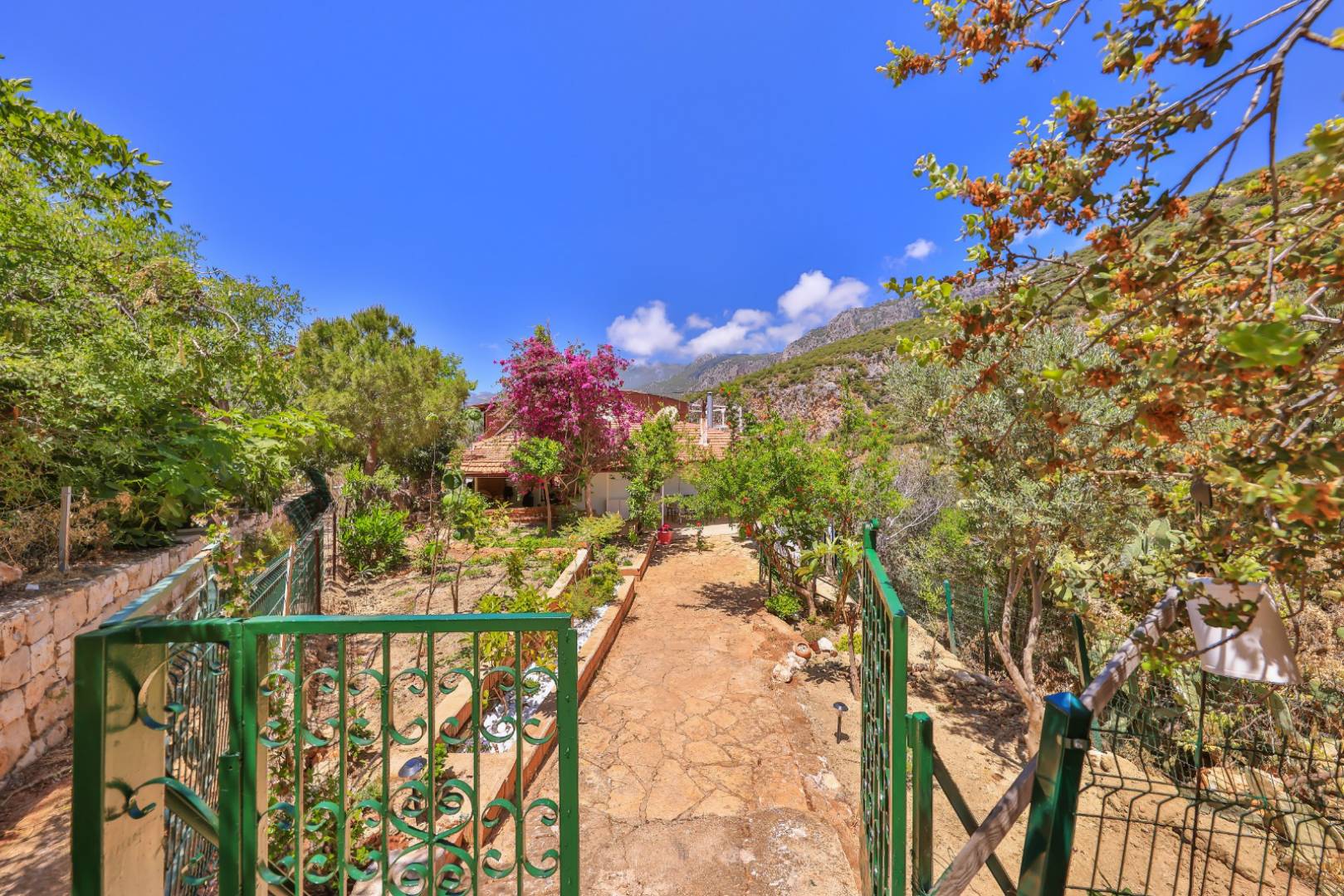 Kaş Andifili'de Eşsiz Doğa Manzaralı, Özel Bahçeli, Şömineli, Kiralık Ev