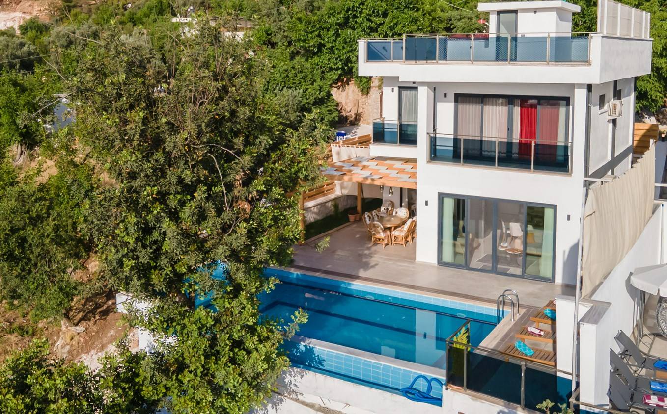 Kalkan Üzümlü'de Korunaklı Özel Havuzlu, Modern Tasarımlı Villa
