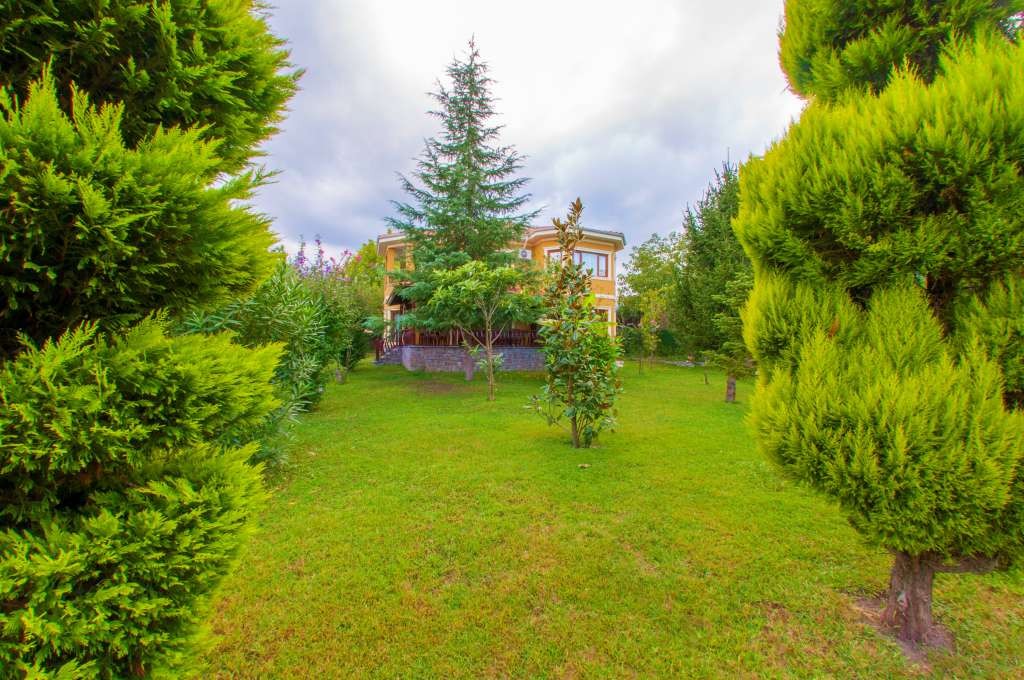 Sakarya Sapanca'da Ferah ve Geniş Bahçeli, Şömineli Villa