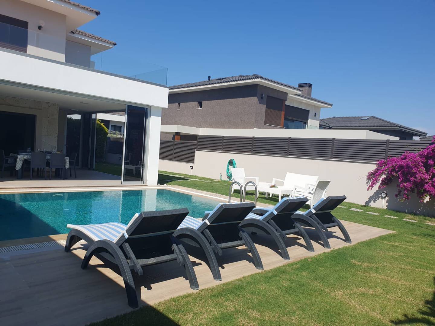 Çeşme Ali Bostan Plajına Yakın, Özel Havuzlu, Bahçeli, Konforlu Villa