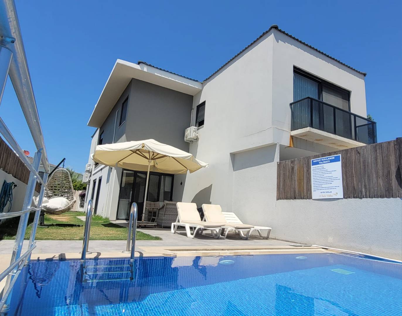 Çeşme Şifne'de Elverişli Konumda, Özel Havuzlu, Konforlu Villa