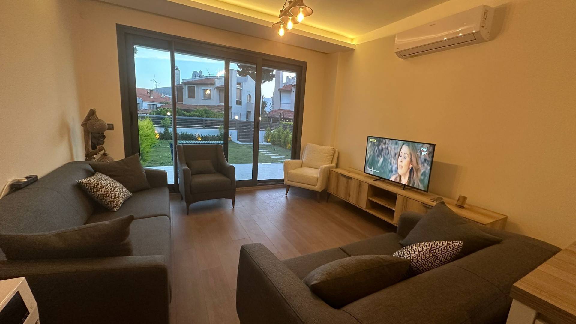 İzmir Çeşme'de Muhteşem Doğa Manzaralı, 6 Kişilik, Modern Villa