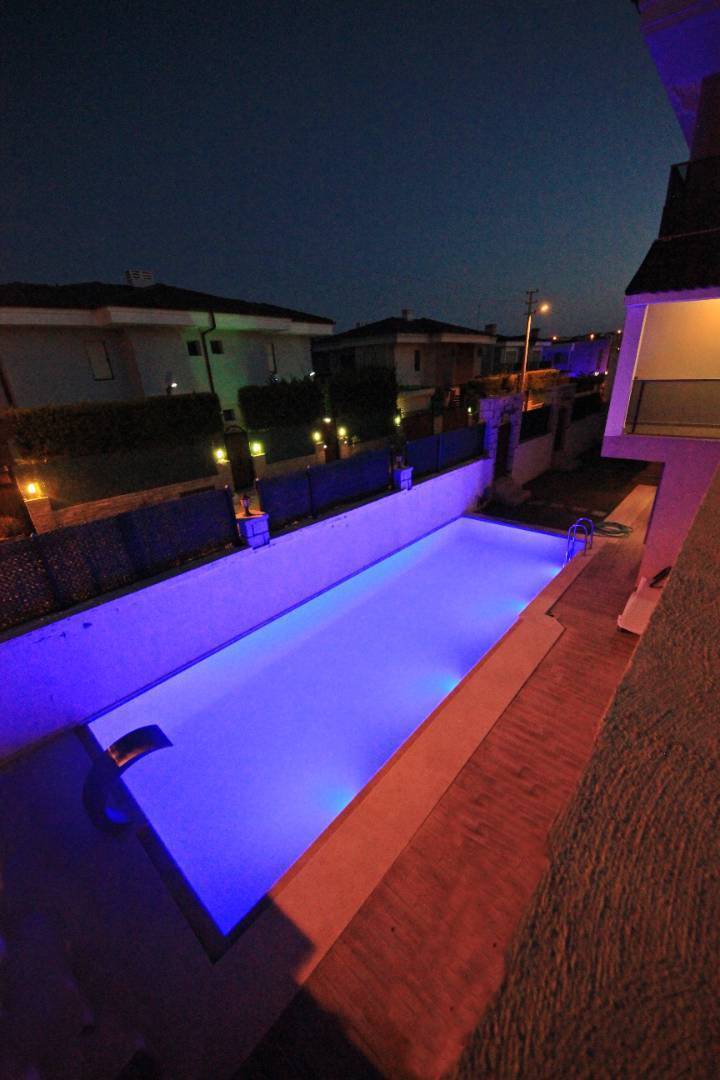 Çeşme Şifne'de Yapımı Yeni Tamamlanmış, Özel Havuzlu, 4+1, Tripleks Lüks Kiralık Villa 