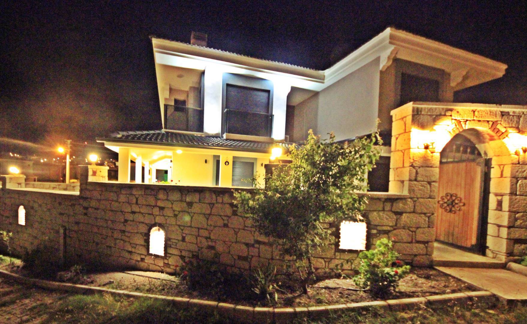 Çeşme Şifne'de Yapımı Yeni Tamamlanmış, Özel Havuzlu, 4+1 Villa