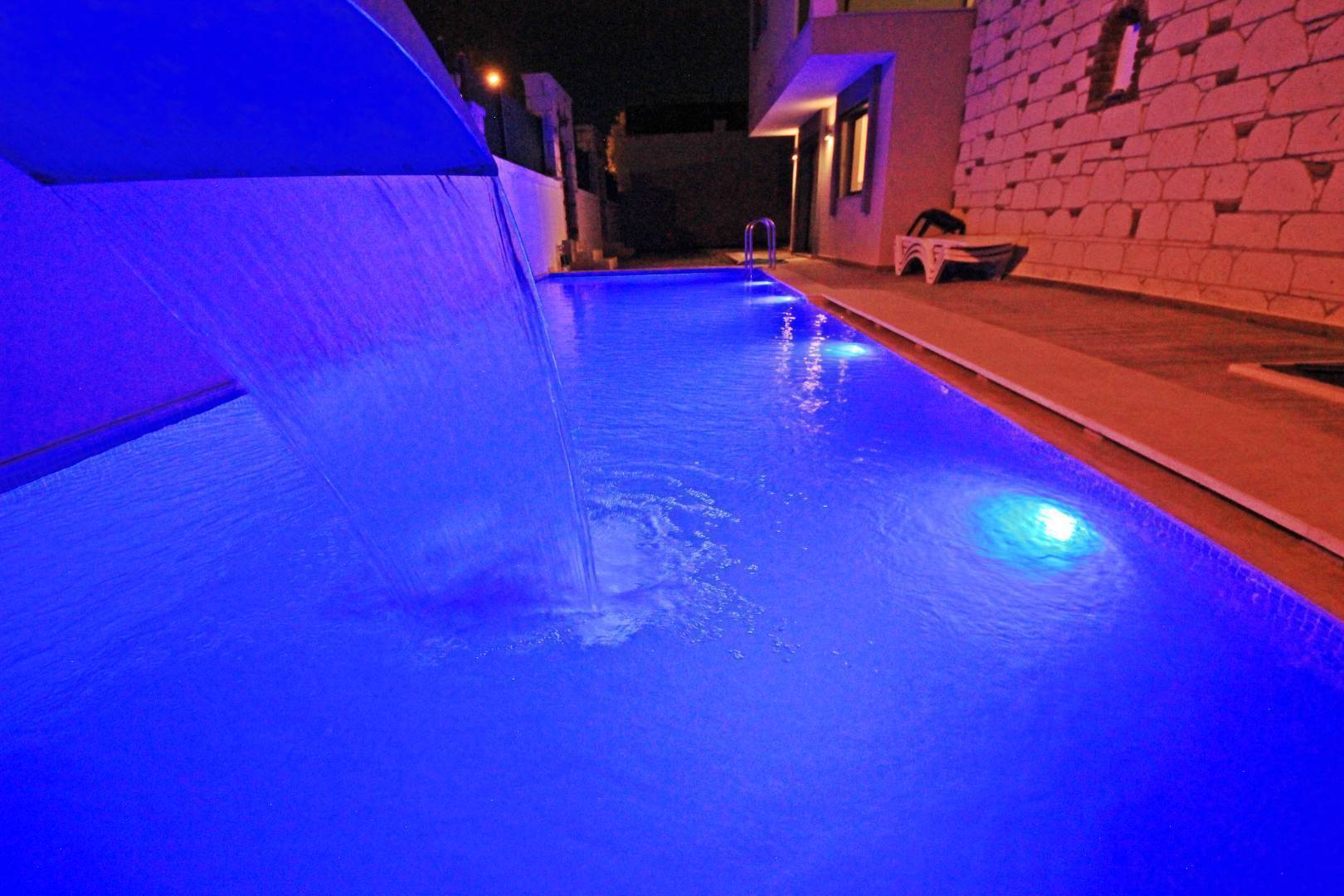 Çeşme Şifne'de Yapımı Yeni Tamamlanmış, Özel Havuzlu, 4+1 Villa