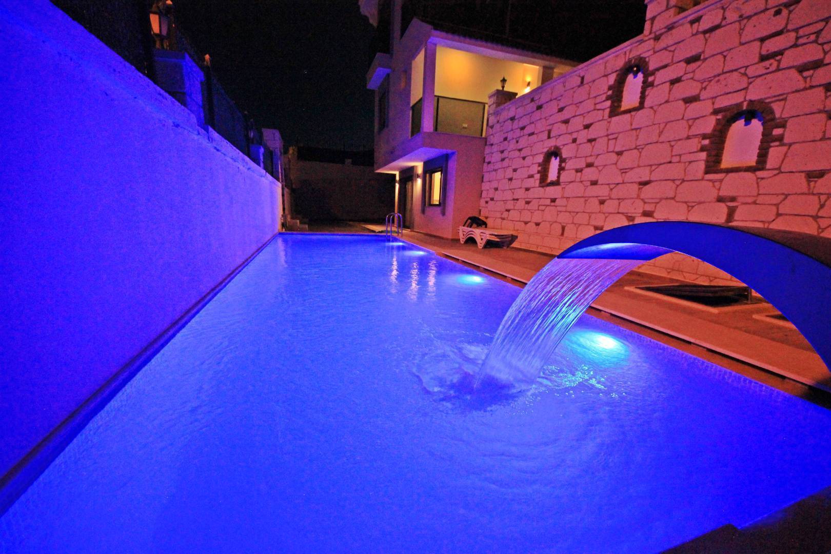 Çeşme Şifne'de Yapımı Yeni Tamamlanmış, Özel Havuzlu, 4+1 Villa