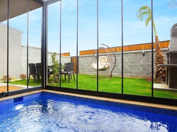 Sapanca'da Şık Tasarıma Sahip, Özel Havuzlu, 3+1, Kiralık Villa
