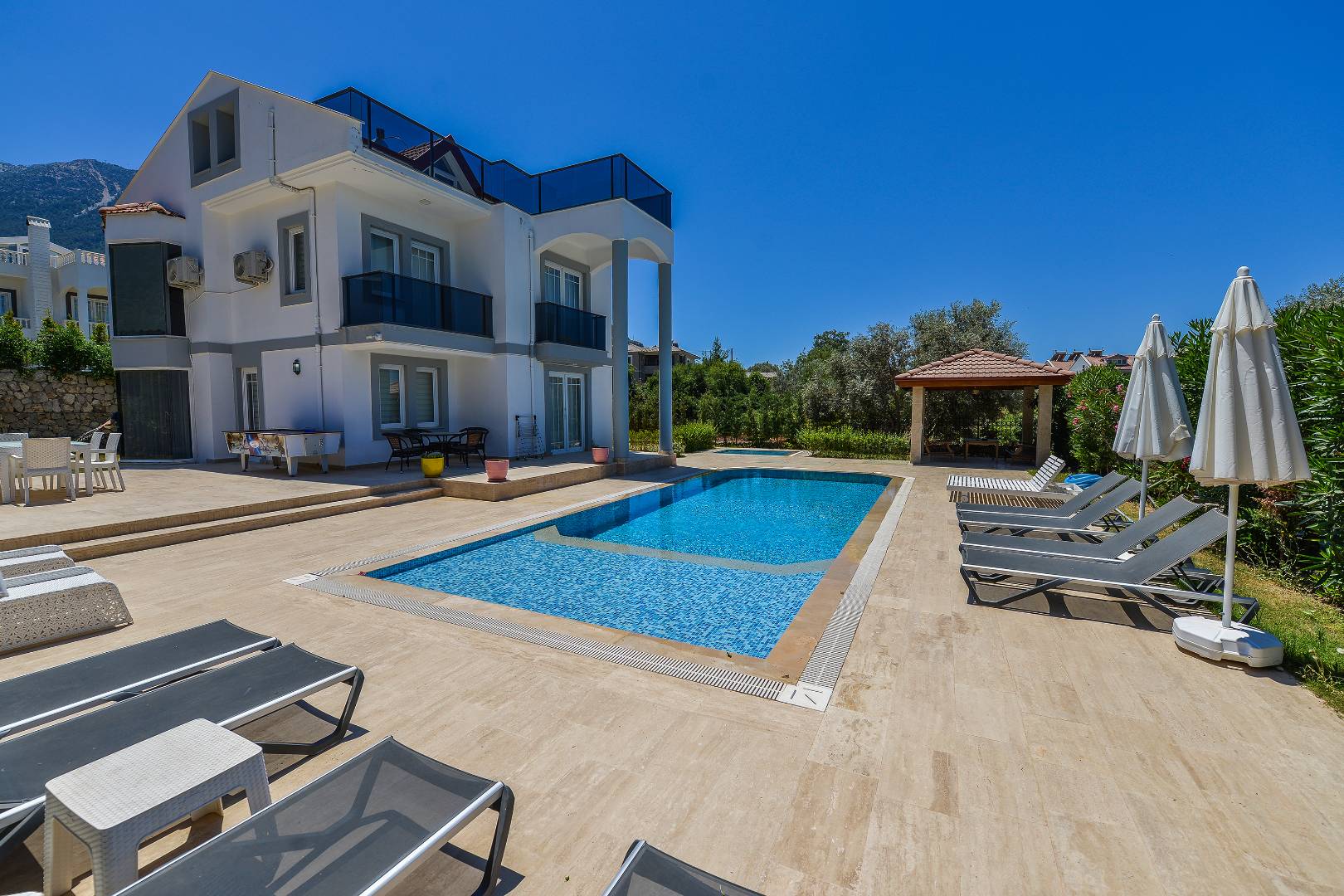 Ölüdeniz'de Yemyeşil Bahçeli, Yetişkin ve Çocuk Havuzlu, Modern Villa