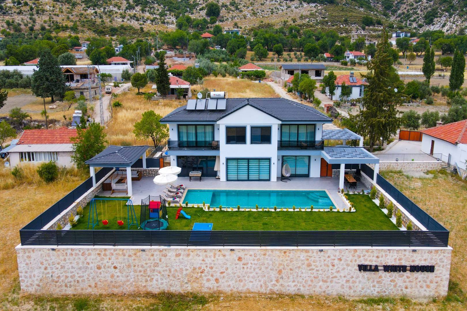 Kalkan Sarıbelen'de Geniş Bahçeli, Jakuzili, 4 Kişilik, Lüks Kiralık Villa