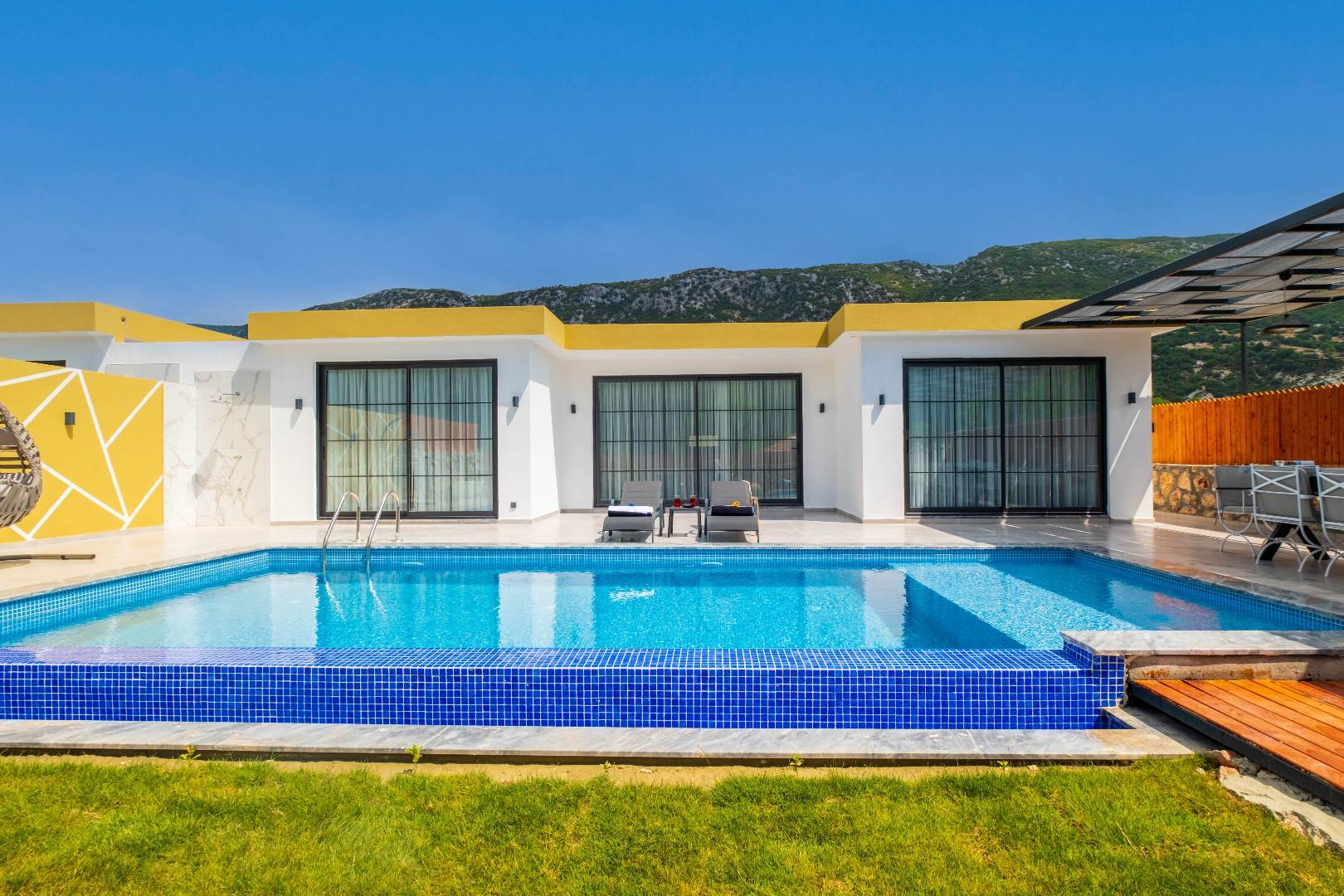 Kalkan Sarıbelen'de Eşsiz Doğa Manzaralı, Özel Havuzlu, Korunaklı, 6 Kişilik Kiralık Villa