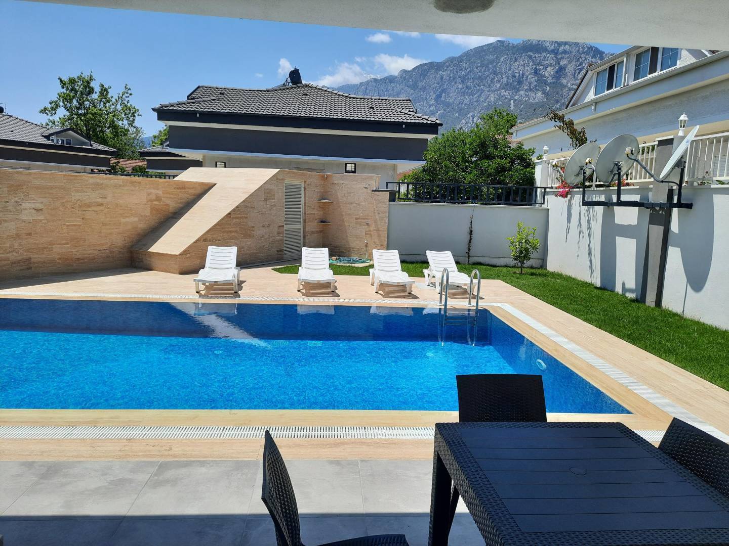 Antalya Kemer'de Merkezi Konumda, Modern Tasarımlı, Havuzlu, İkiz Villa