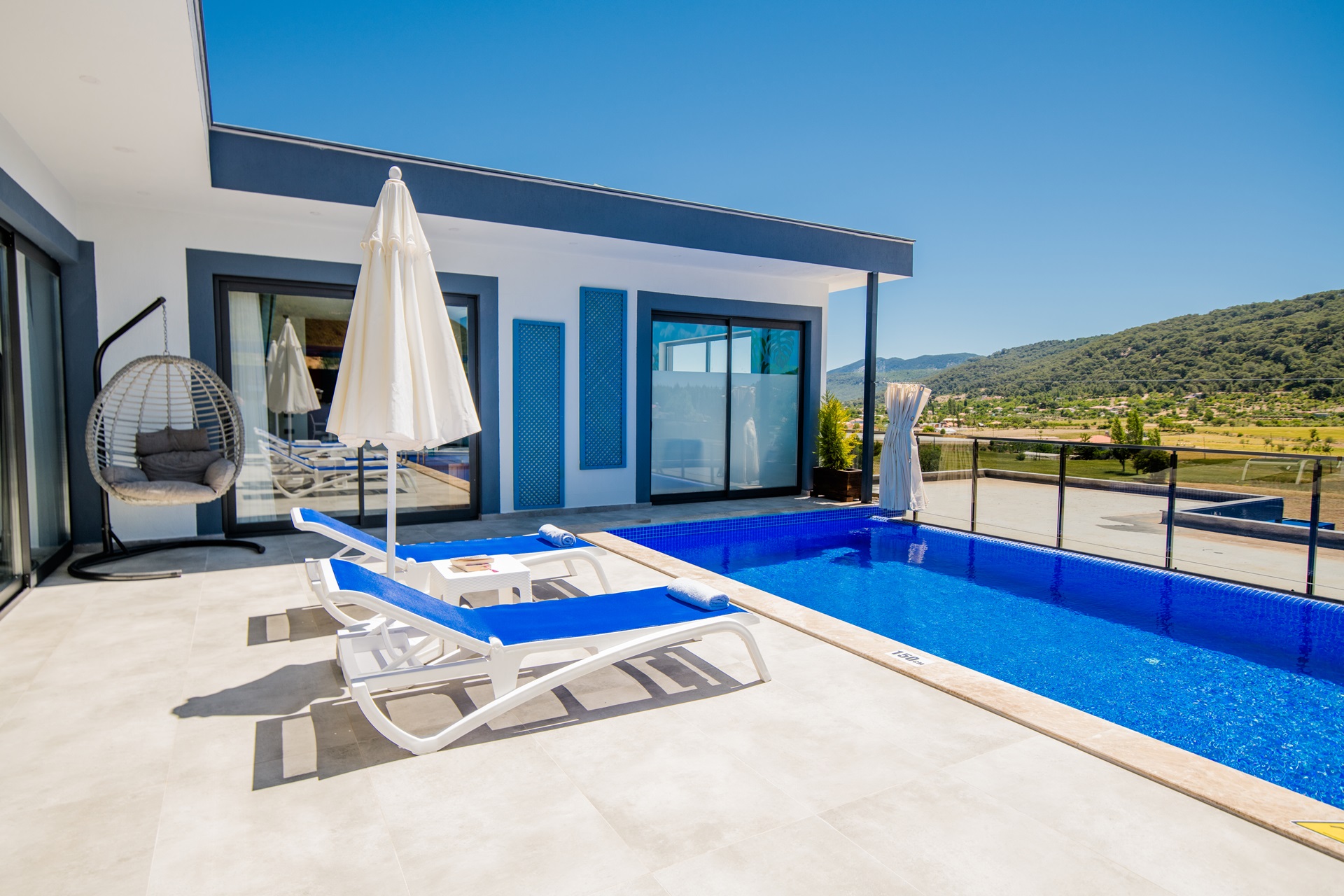 Kalkan Sarıbelen'de Açık ve Kapalı Havuzlu, Şık Tasarımlı Villa