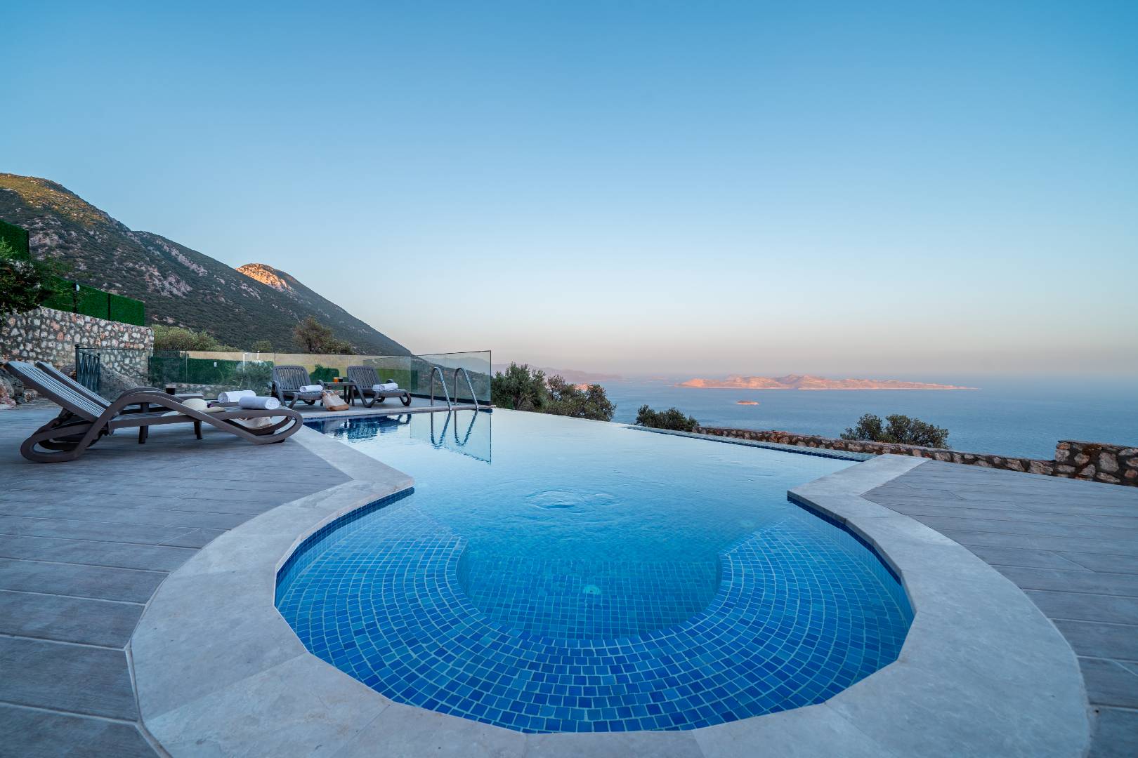 Antalya Kaş'ta Geniş Ailelere Uygun, Sonsuzluk Havuzlu, Modern Tasarımlı Villa