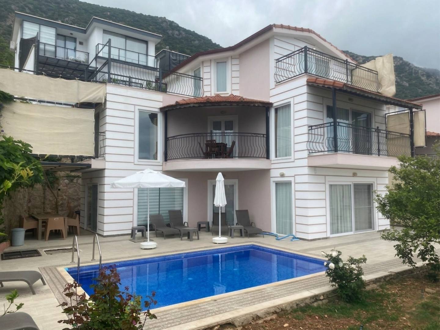 Kaş Bezirgan'da Deniz Manzaralı, Özel Havuzlu, Geniş Villa