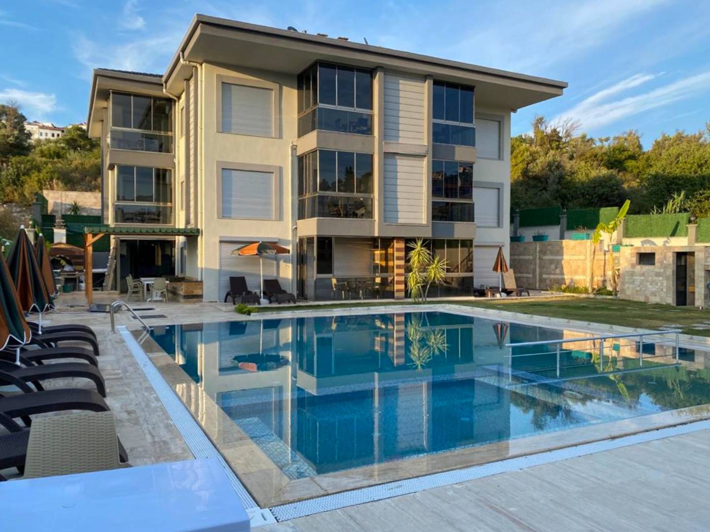 Kuşadası Bayraklıdede'de Merkezi Konumda, Ortak Havuzlu, 2+1 Tatil Evi