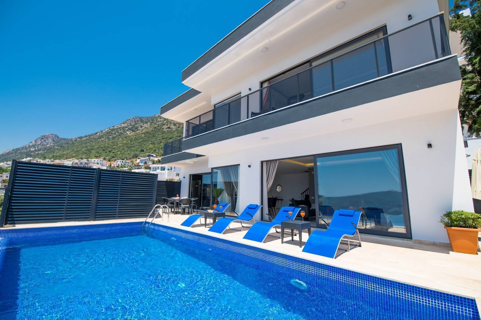 Kalkan Kördere'de Harika Deniz Manzaralı, Özel Havuzlu, Modern Villa