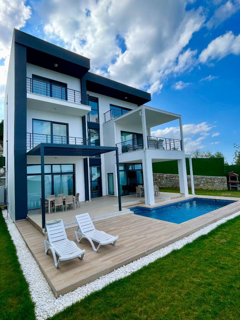 Sapanca'da Göl Manzaralı, Isıtmalı Havuzlu, Modern Villa