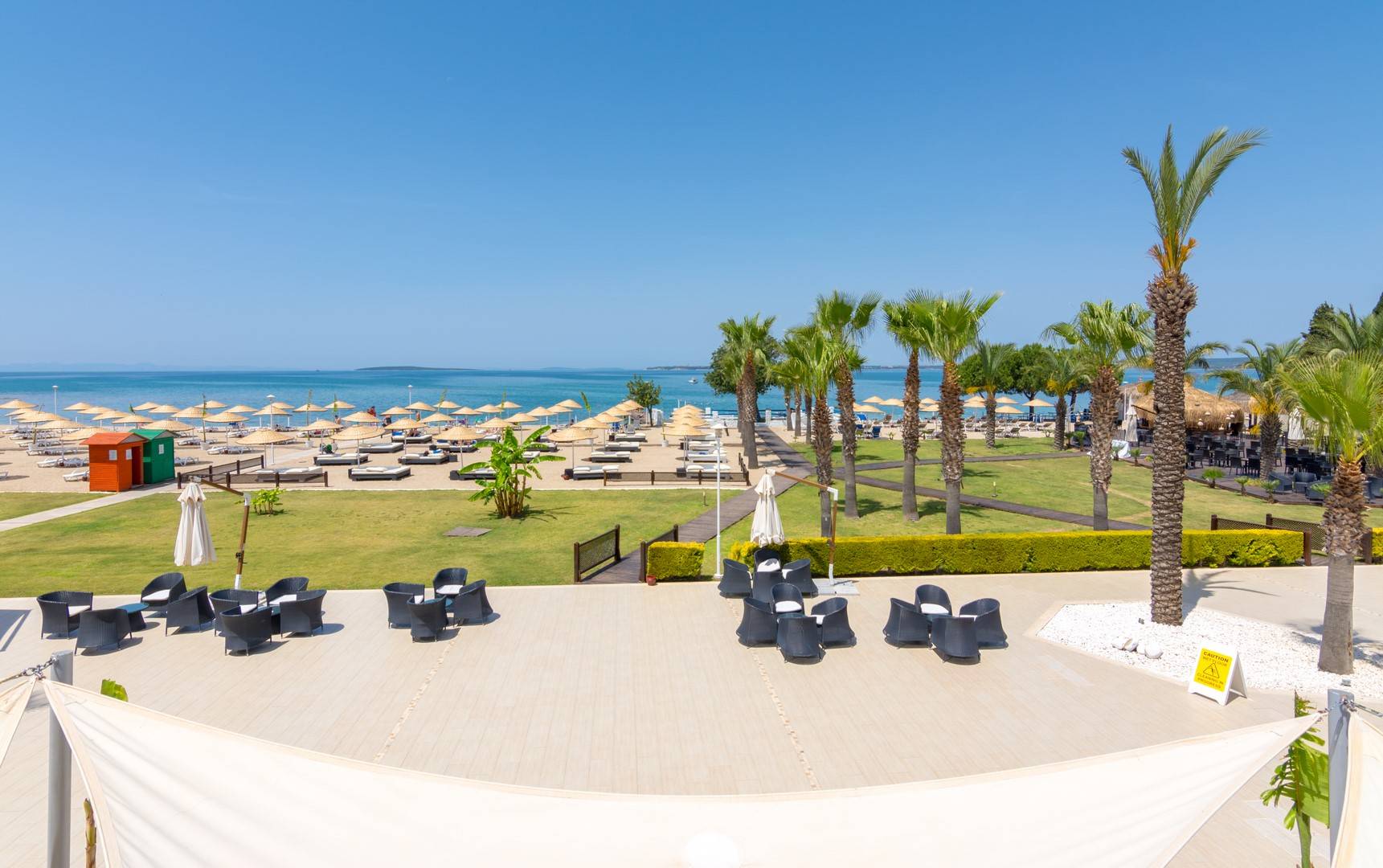 Didim Akbük'te Özel Plajlı Tesis İçerisinde, 3+1, Bahçeli Kiralık Villa