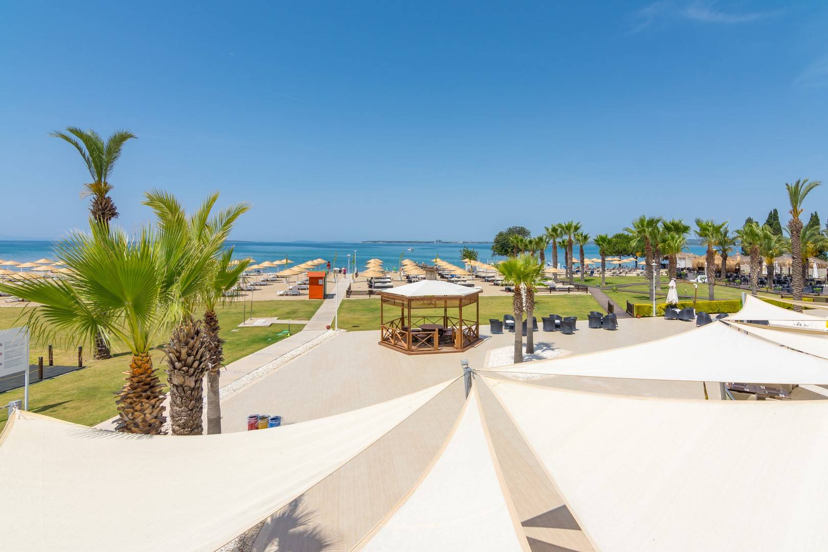 Didim Akbük'te Özel Plajlı Tesis İçerisinde, 3+1, Bahçeli Kiralık Villa