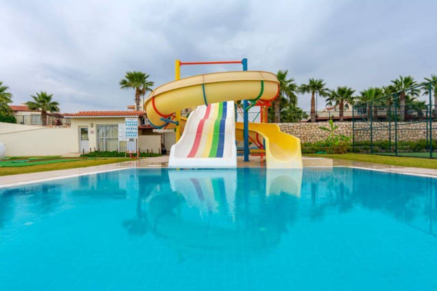 Didim Akbük'te Özel Plajlı Tesis İçerisinde, 3+1, Bahçeli Kiralık Villa