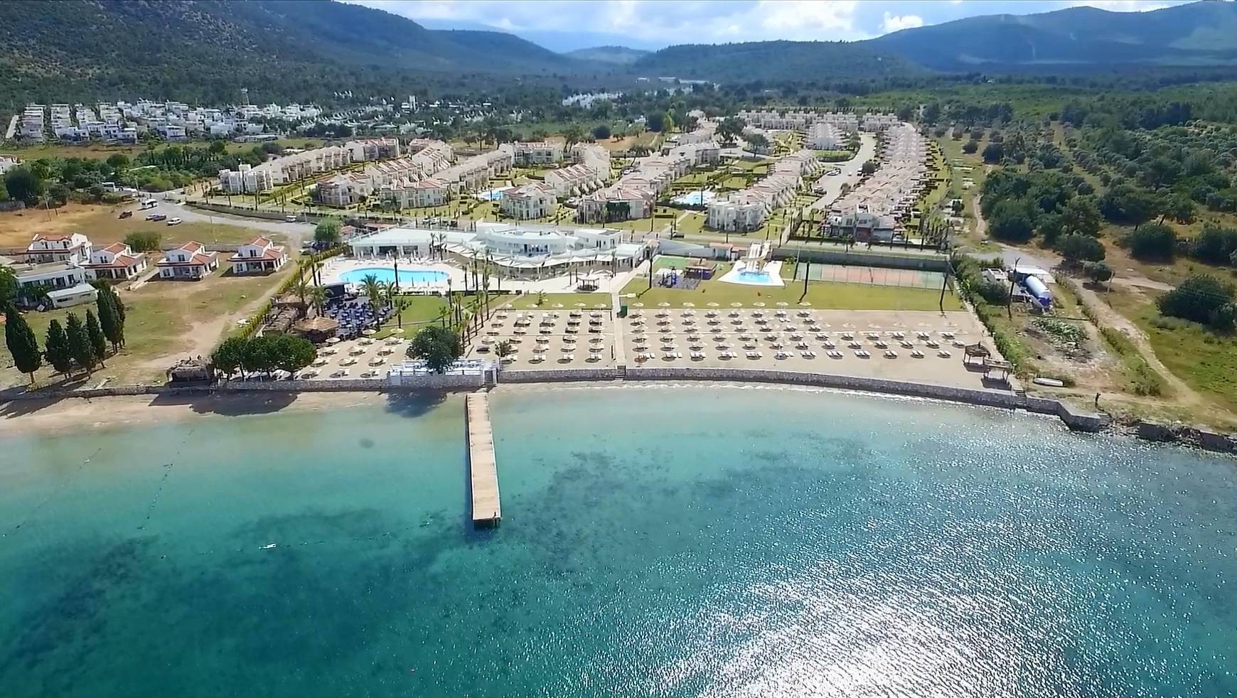 Didim Akbük'te Özel Plajlı Tesis İçerisinde, 3+1, Bahçeli Kiralık Villa