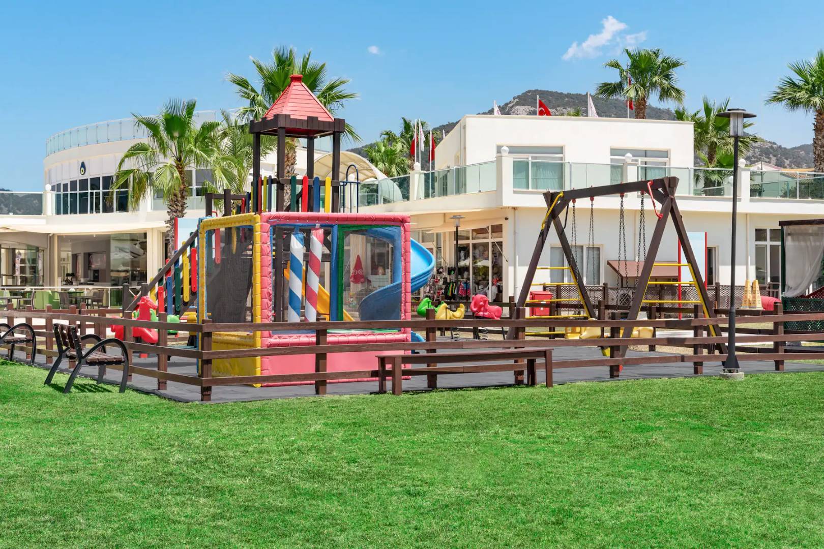Didim Akbük'te Özel Plajlı Tesis İçerisinde, 3+1, Bahçeli Kiralık Villa