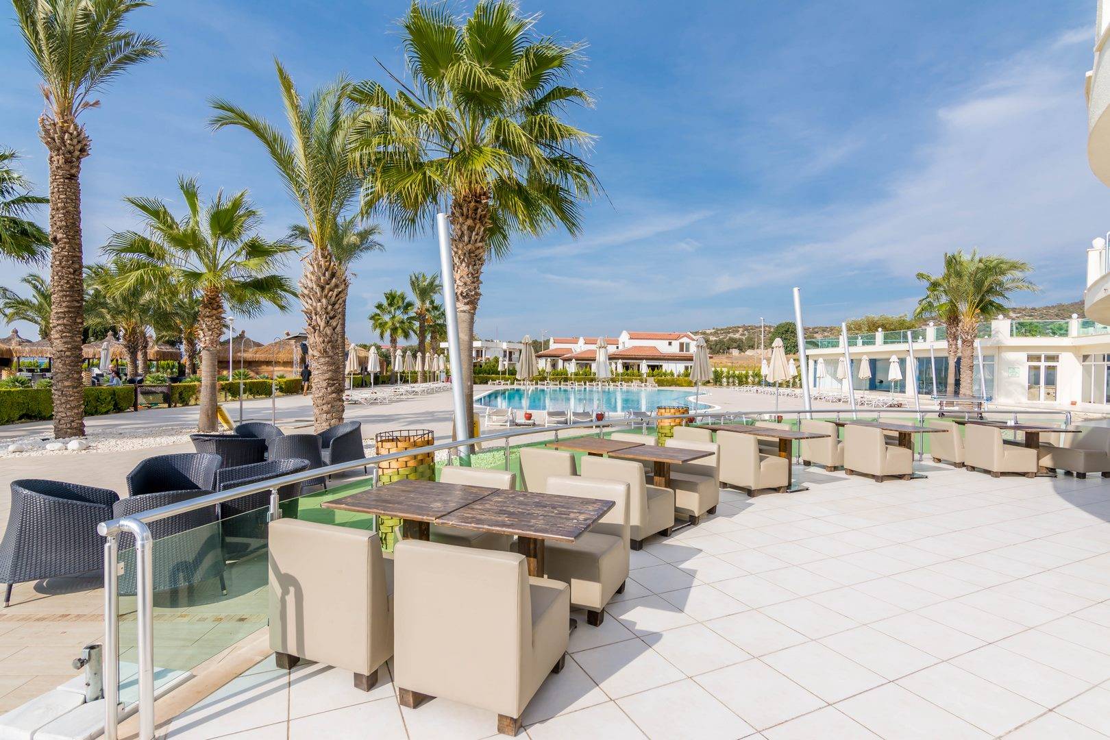 Didim Akbük'te Özel Plajlı Tesis İçerisinde, 3+1, Bahçeli Kiralık Villa