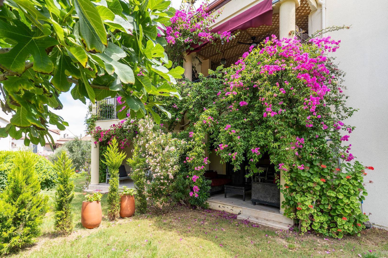 Didim Akbük'te Plajlı Tesis İçerisinde, Ortak Havuzlu, Kiralık Daire