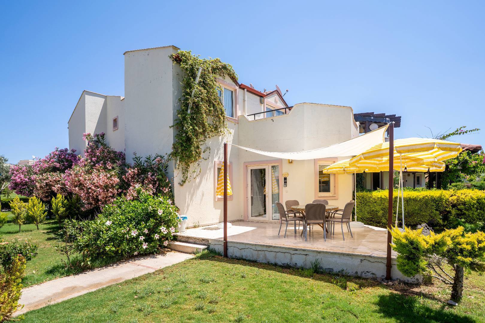Didim Akbük'te Tesis İçerisinde, 3+1, Bahçeli Villa