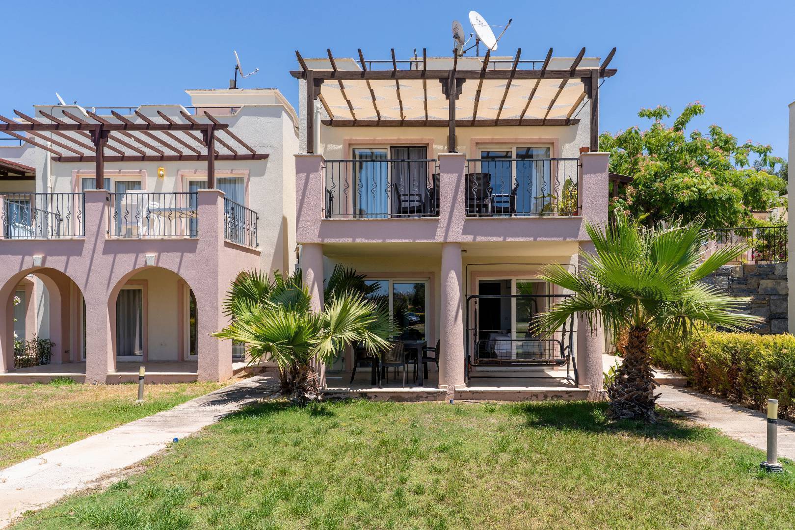 Didim Akbük'te Tesis İçerisinde, Ortak Havuzlu, 3+1 Villa