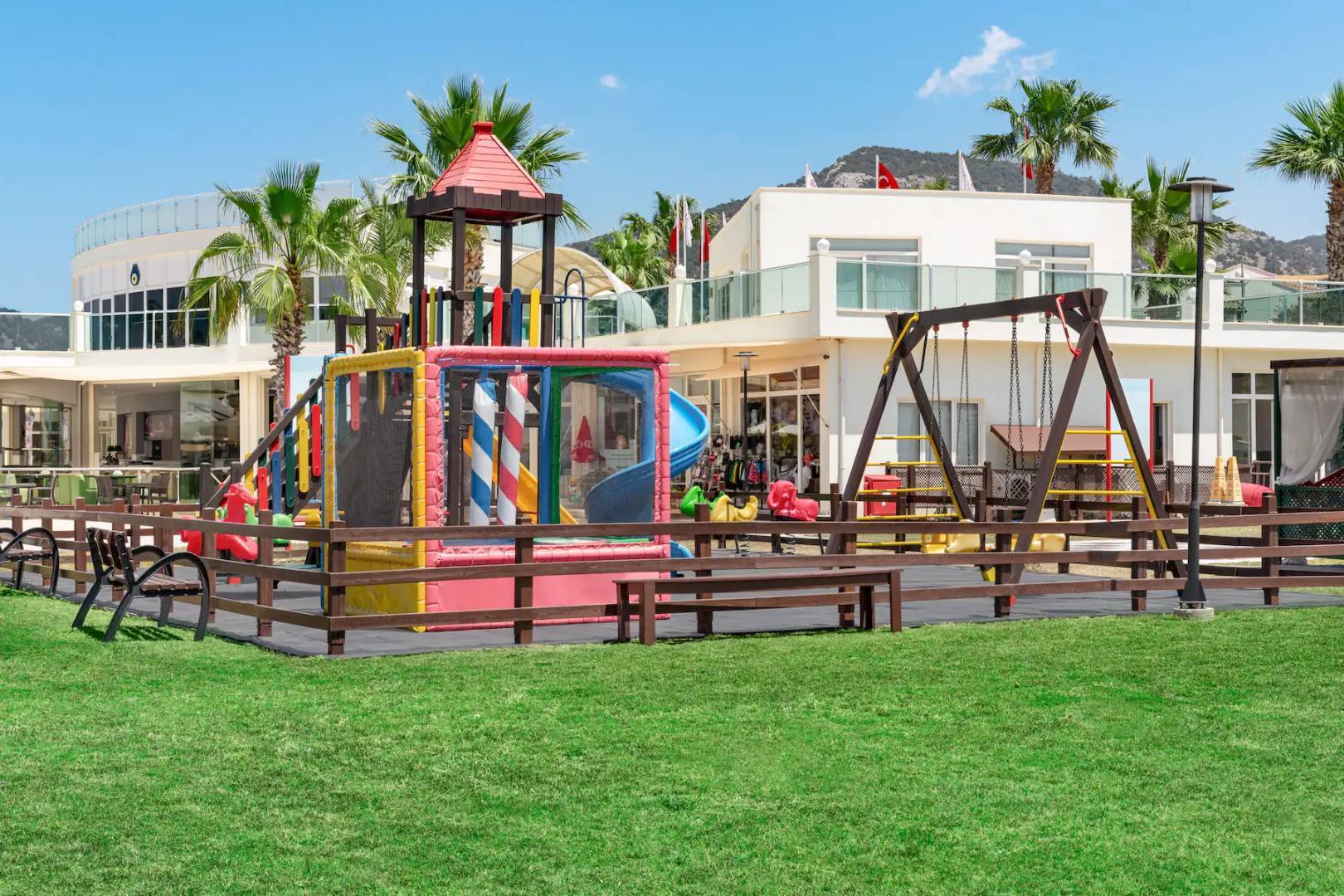 Didim Akbük'te Tesis İçerisinde, Özel Plajlı, 2+1, Kiralık Daire