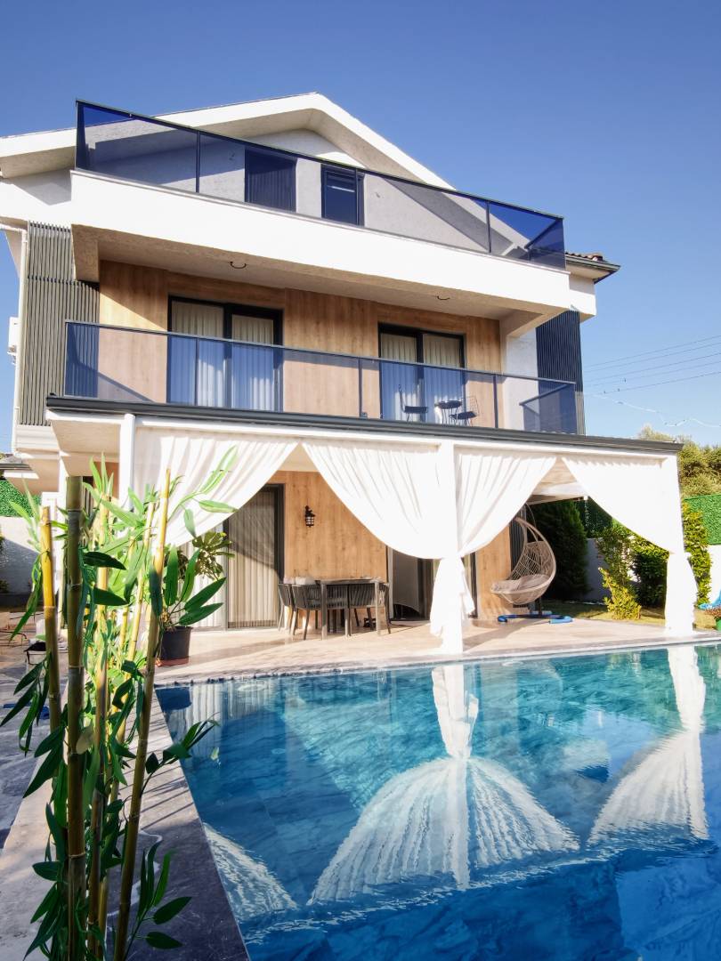 Seydikemer Gerişburnu'nda Geniş Aileler için Uygun, Özel Havuzlu, Modern Villa