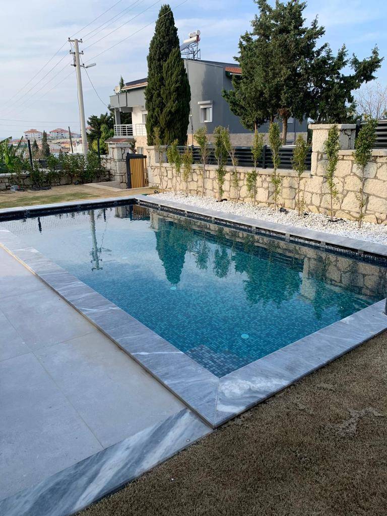 İzmir Çeşme'de Merkezi Konumda, Özel Havuzlu, 3+1 Modern Kiralık Villa
