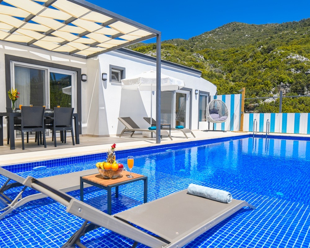 Antalya Kaş'ta Doğa Manzaralı, Özel Havuzlu, Modern Villa