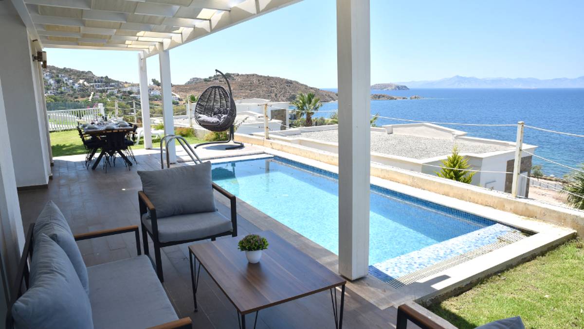 Bodrum Gümüşlük'te Harika Deniz Manzaralı, Özel Havuzlu Modern Villa