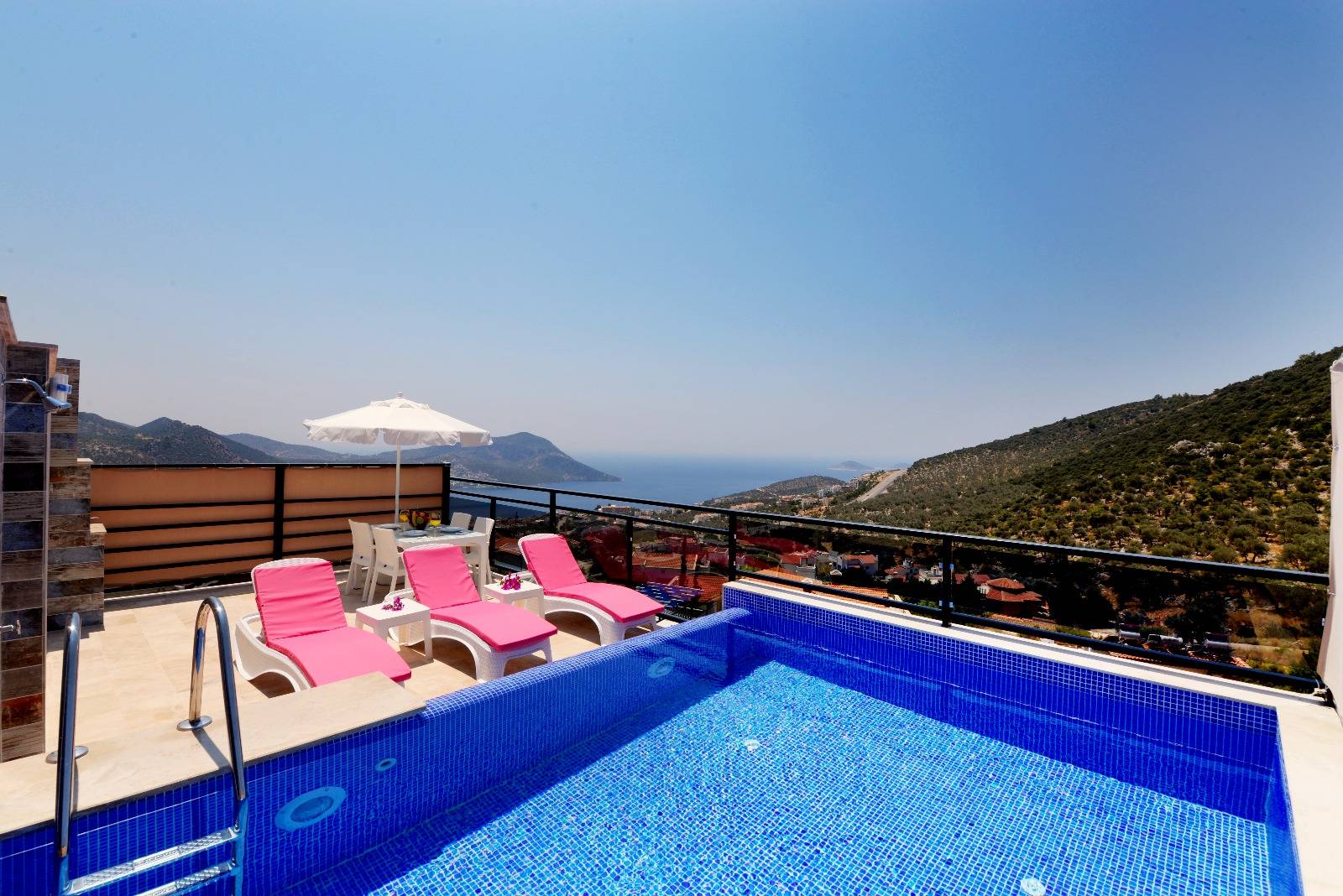 Kalkan Akbel'de Deniz Manzaralı, Özel Havuzlu, 4 Kişilik Villa