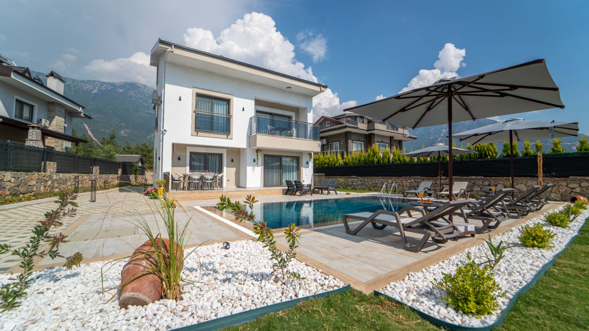 Ölüdeniz Ovacık'ta Modern Tasarımlı, Özel Havuzlu, Geniş Kapasiteli Villa