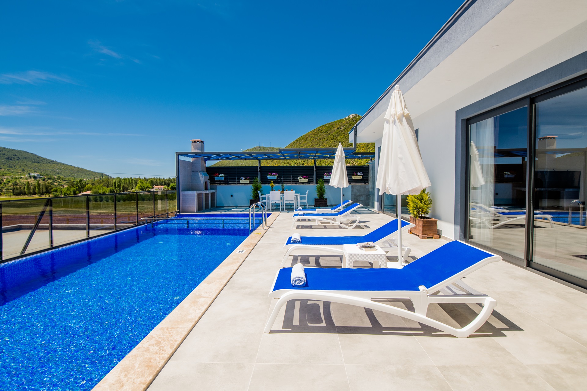 Kalkan Sarıbelen'de Açık ve Kapalı Havuzlu, Şık Tasarımlı Villa