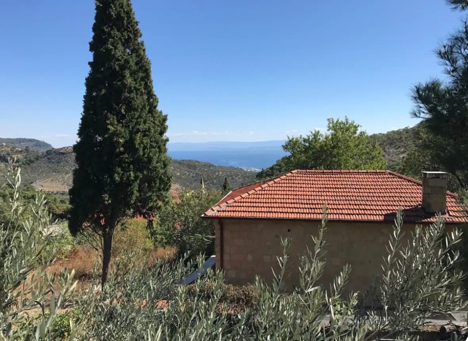 Ayvacık Yeşilyurt’da Harika Doğa İçerisinde, Müstakil Taş Ev