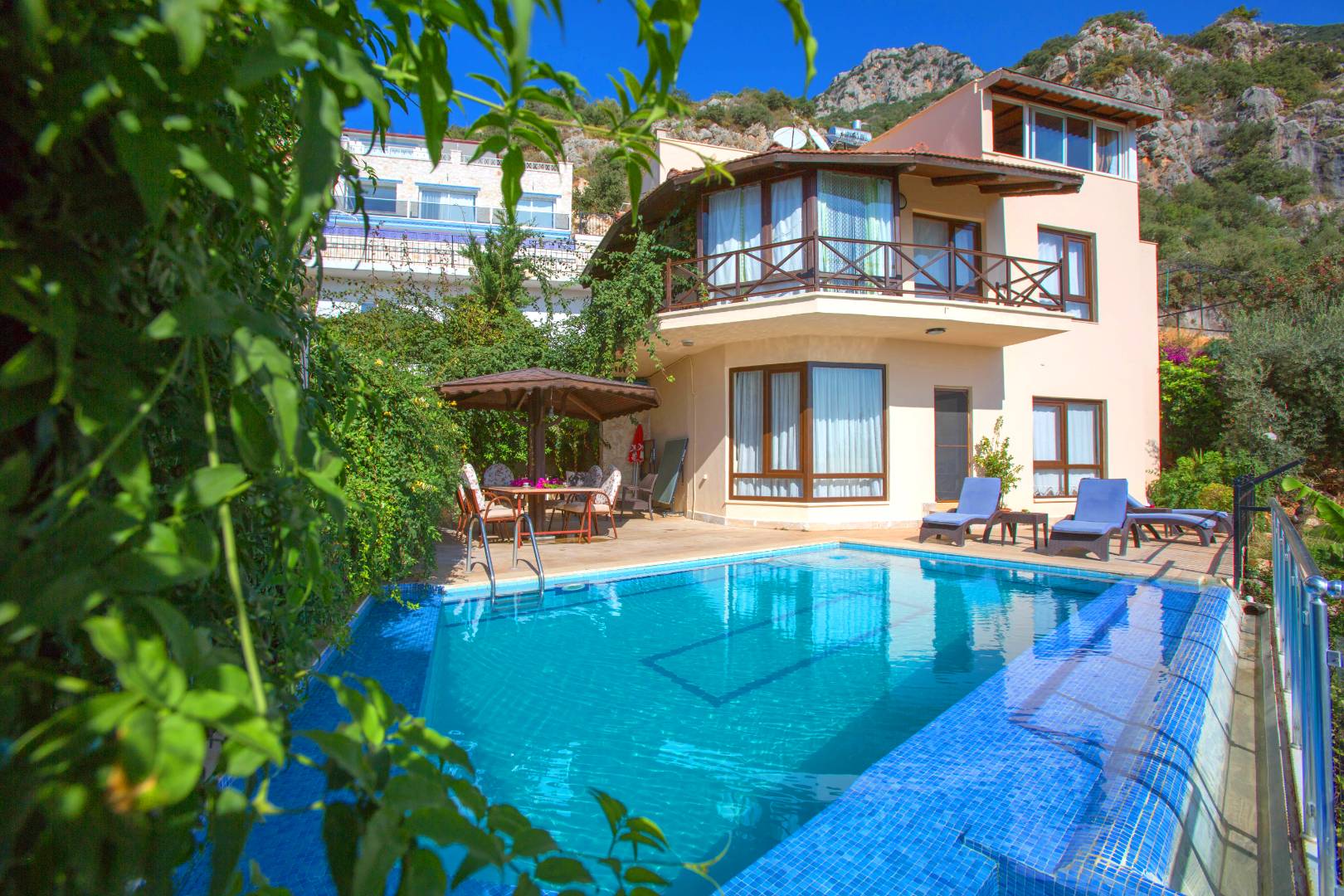 Kalkan Akbel'de Muhteşem Deniz Manzaralı, Korunaklı, Özel Havuzlu Kiralık Villa