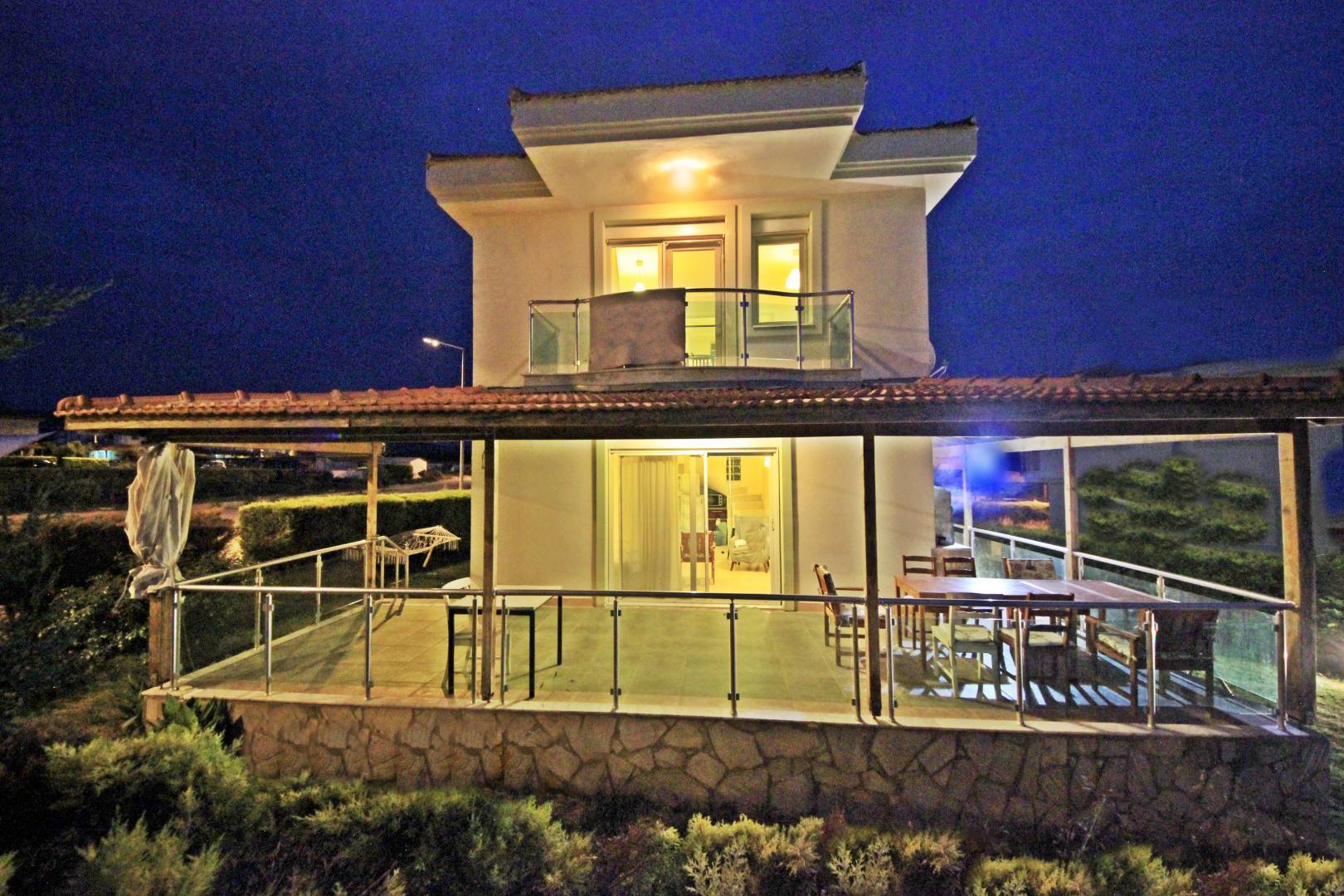 Çeşme Yalı'da Ortak Havuzlu, Özel Plajlı Sitede, 3+1 Kiralık Villa