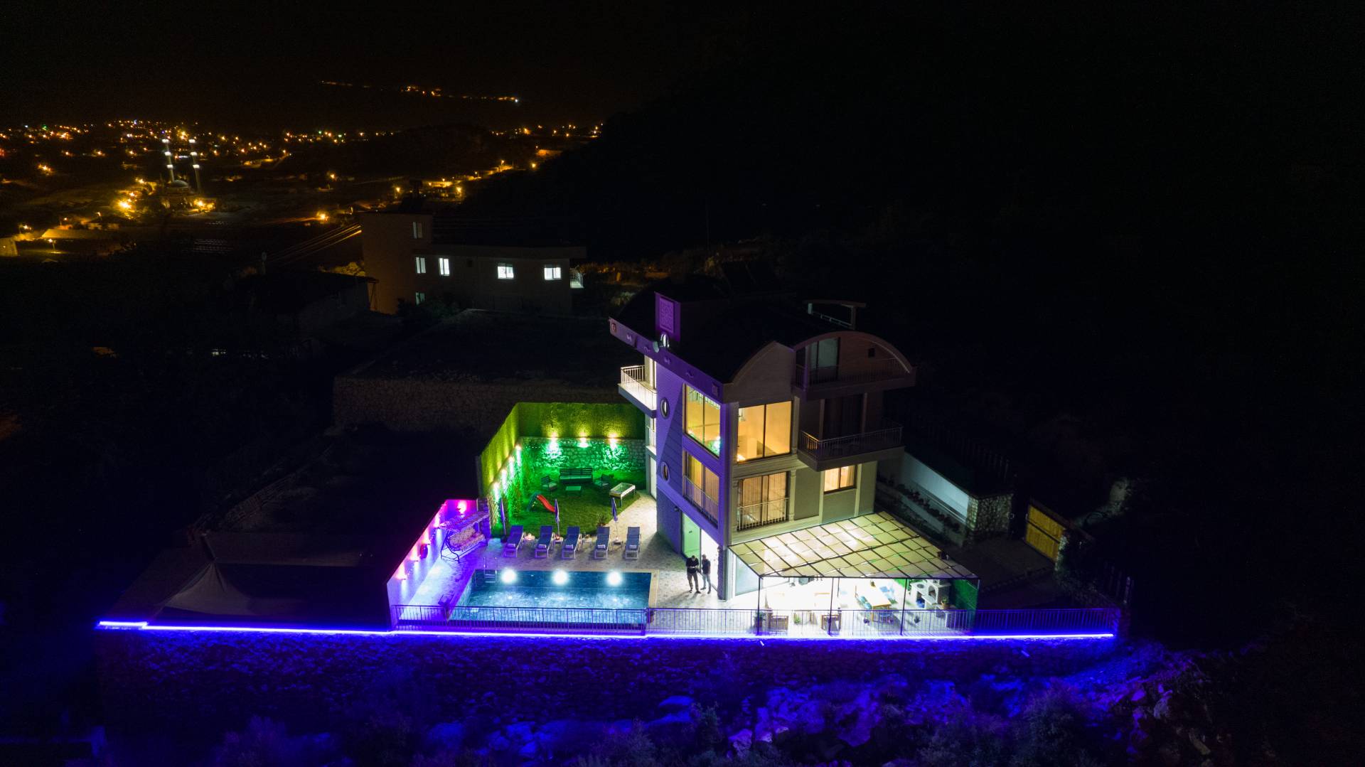 Antalya Demre'de Deniz Manzaralı, Özel Havuzlu, Ailelere Uygun, 10 Kişilik Villa