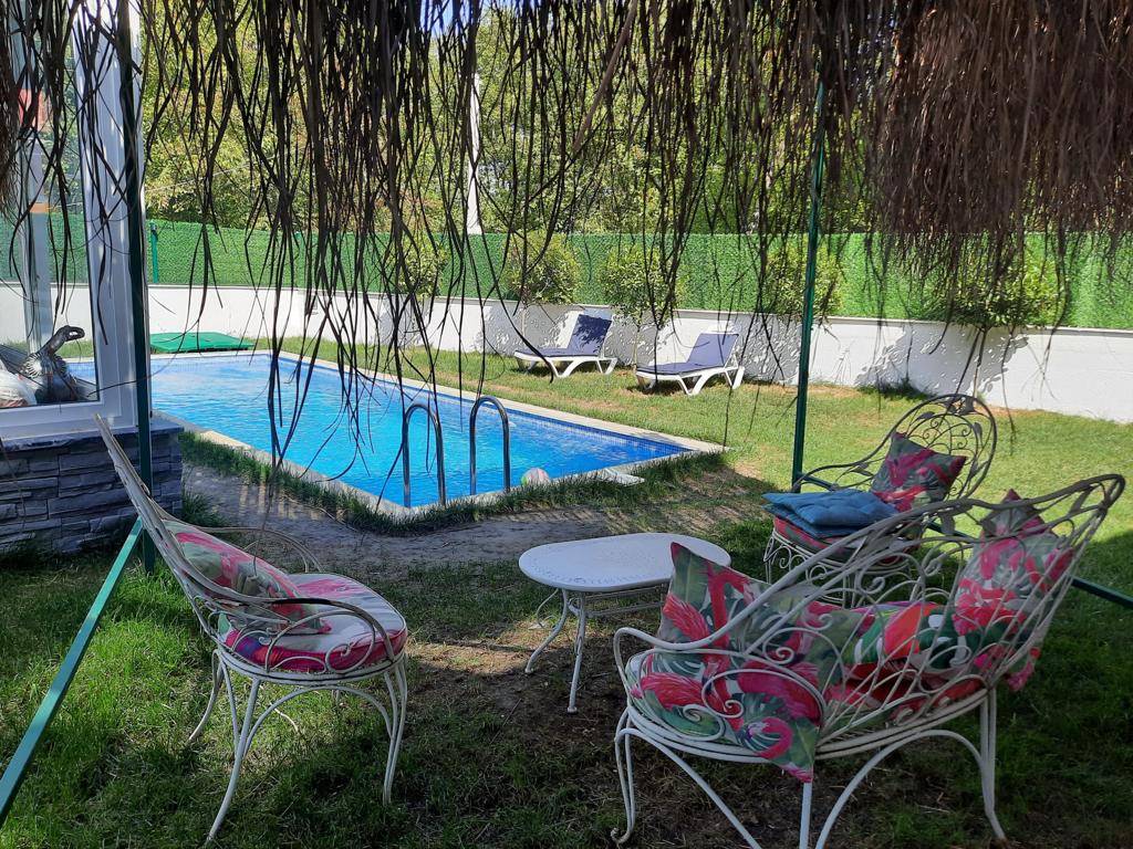Sapanca'da Geniş Aileler İçin Uygun, Isıtmalı Havuzlu, Lüks Tasarımlı Villa